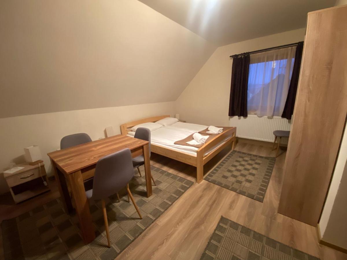 Hotel Gradics Panzio Siculeni Exteriér fotografie